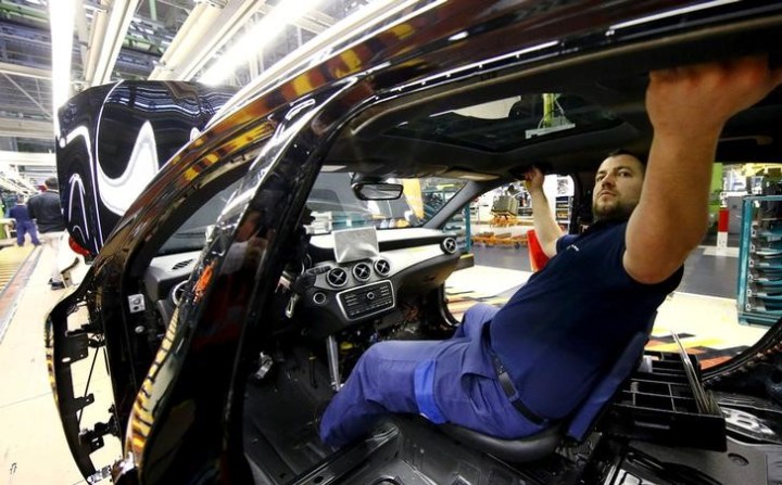 Imagen de archivo de un empleado del fabricante de automóviles alemán Mercedes Benz trabaja en el interior de un modelo en la línea de producción de la fábrica de Rastatt, Alemania